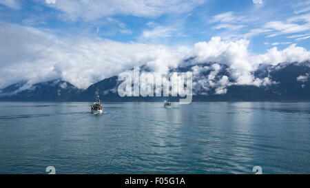 Kommerziellen Lachs Fischerboote, aufbrechen, um Fische in den Lynn Canal in der Nähe von Haines, Alaska. Stockfoto