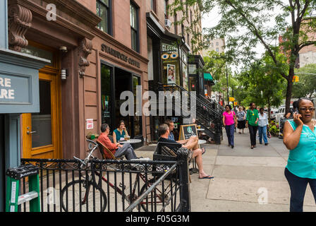 New York City, USA, Straßenszenen, Brooklyn Heights Historic District, Brown Stone Buildings, vor Starbuck's Cafe, Reihe von Geschäften, Vintage usa Street Scene New York Viertel, ny Streets, New yorkers Gebäude Stockfoto