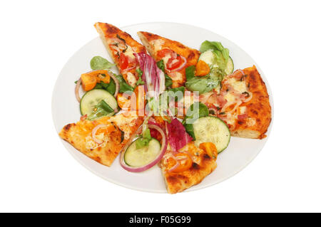 Pizza Scheiben und gemischten Salat auf einem Teller isoliert gegen weiß gekleidet Stockfoto