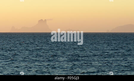 Es Vedrá und Es Vedranell Inseln bei Sonnenuntergang neben der Küste Ibizas von Mentera (Pityusische Inseln, Balearen, Mittelmeer, Spanien) Stockfoto