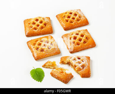 Kleine Gitter-Spitze Kuchen mit Aprikosen-Füllung Stockfoto