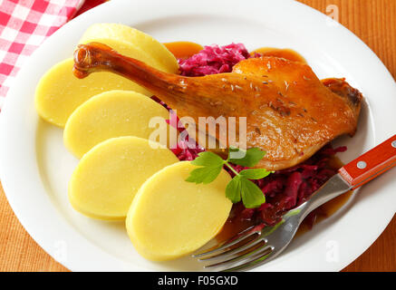 Schüssel mit gebratene Ente mit Kartoffelknödel und Rotkohl geschmort Stockfoto