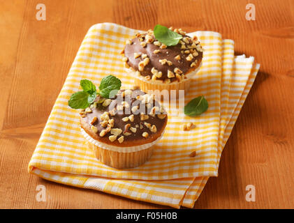 Haselnuss-Muffins mit Schokoladenglasur Stockfoto