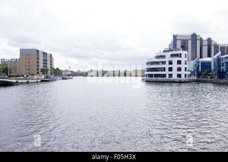 Ein Blick auf die äußeren Millwall Dock in der Nähe von Canary Wharf in East London. Stockfoto