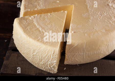 Große weiße Biokäse Rad lesen, Schnitt Stockfoto