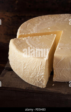 Große weiße Biokäse Rad lesen, Schnitt Stockfoto