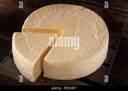 Große weiße Biokäse Rad lesen, Schnitt Stockfoto