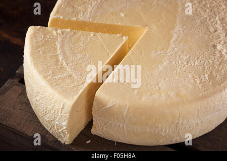 Große weiße Biokäse Rad lesen, Schnitt Stockfoto