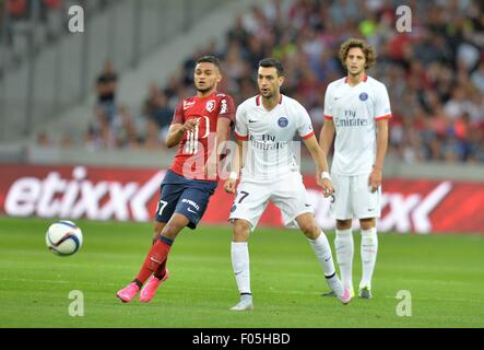 Lille, Frankreich. 7. August 2015. Französischen Liga 1 Fußball. Lille gegen Paris Saint-Germain. Javier Pastore (Psg) und Sofiane Boufal (Lil) Credit: Action Plus Sport/Alamy Live News Stockfoto