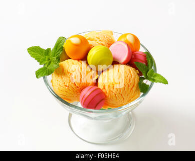 Fruchtgeschmack Eis und weißen Schokoladenbonbons in ein Coupé Stockfoto