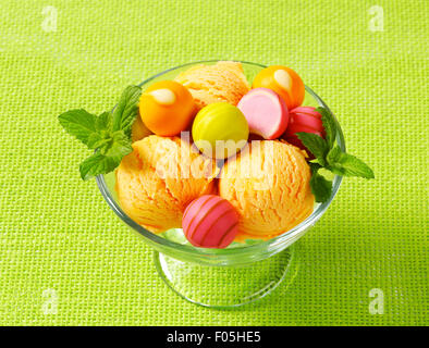 Fruchtgeschmack Eis und weißen Schokoladenbonbons in ein Coupé Stockfoto