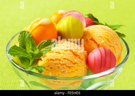 Fruchtgeschmack Eis und weißen Schokoladenbonbons in ein Coupé Stockfoto