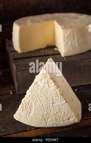 Große weiße Biokäse Rad lesen, Schnitt Stockfoto