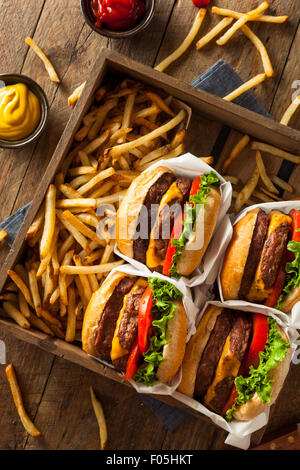 Doppel-Cheeseburger und Pommes frites in einer Schale Stockfoto