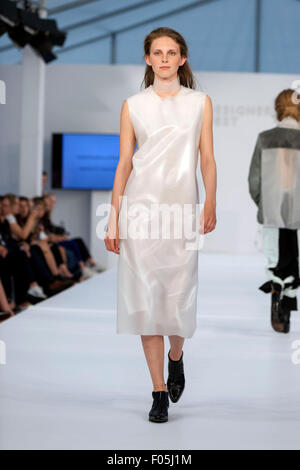 Kopenhagen, Dänemark, 7. August 2015. Ein Modell geht die Start-und Landebahn tragen Design von Student Ingibjoerg Iris Asgeirdottir Island Akademie der Künste, während "Des Designers Nest" Award-Show auf der Kopenhagen Fashion Week Credit Ruhetag ist: OJPHOTOS/Alamy Live News Stockfoto