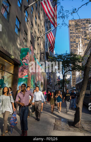 New York City, USA, Straßenszenen, Menschenmassen zu Fuß, Einkaufen auf der Fifth Avenue, Stadtspaziergängen Stockfoto