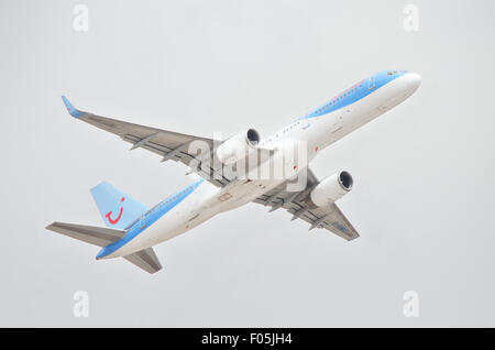 Teneriffa, Spanien - Juni 3: A Thomson Holidays Boeing 757 ausziehen aus Teneriffa Südflughafen an einem bewölkten Tag am 3. Juni 2015. Stockfoto