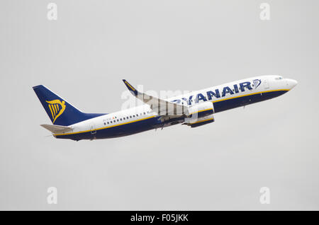 Teneriffa, Spanien - Juni 3: Ryanair Boing 737 in Teneriffa Süd Flughafen an einem bewölkten Tag am 3. Juni 2015 abnehmen. Stockfoto