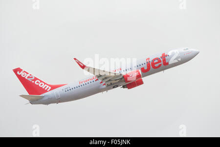 Teneriffa, Spanien - Juni 3: JET2 Fuerteventura B737 nach dem Start an einem bewölkten Tag am 3. Juni 2015 in Teneriffa, Spanien. Stockfoto