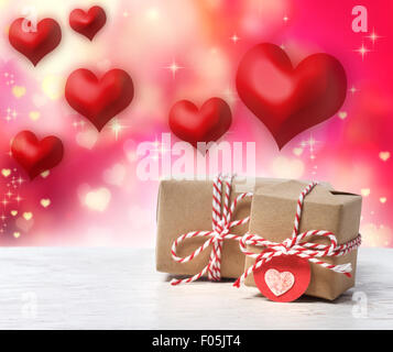 Kleines selbstgemachtes Geschenk-Boxen mit roten Herzen Stockfoto