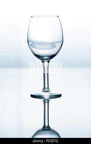 Leere Weinglas auf blauen und weißen Farbverlauf Hintergrund Stockfoto