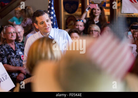 US-Senator und GOP Präsidentschaftskandidat Ted Cruz spricht während einer Kampagne Stop am Liberty Tap Room Restaurant August 7, 2015 in Mt. Pleasant, South Carolina. Die Veranstaltung war der Auftakt für eine sieben-Tage Bustour namens Cruz-Land-Bus-Tour der Südstaaten. Stockfoto