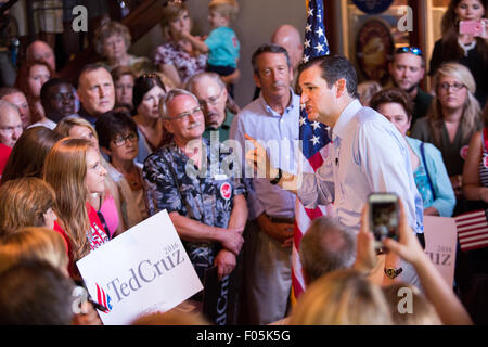 US-Senator und GOP Präsidentschaftskandidat Ted Cruz spricht während einer Kampagne Stop am Liberty Tap Room Restaurant August 7, 2015 in Mt. Pleasant, South Carolina. Die Veranstaltung war der Auftakt für eine sieben-Tage Bustour namens Cruz-Land-Bus-Tour der Südstaaten. Stockfoto