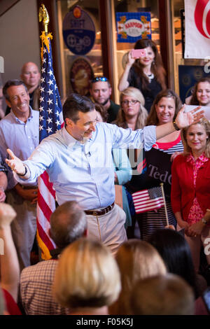 US-Senator und GOP Präsidentschaftskandidat Ted Cruz spricht während einer Kampagne Stop am Liberty Tap Room Restaurant August 7, 2015 in Mt. Pleasant, South Carolina. Die Veranstaltung war der Auftakt für eine sieben-Tage Bustour namens Cruz-Land-Bus-Tour der Südstaaten. Stockfoto