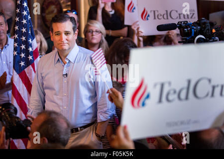 US-Senator und GOP Präsidentschaftskandidat Ted Cruz spricht während einer Kampagne Stop am Liberty Tap Room Restaurant August 7, 2015 in Mt. Pleasant, South Carolina. Die Veranstaltung war der Auftakt für eine sieben-Tage Bustour namens Cruz-Land-Bus-Tour der Südstaaten. Stockfoto