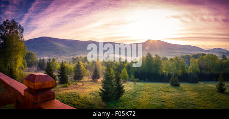 Schöner Morgen in Bergen irgendwo in Osteuropa Stockfoto