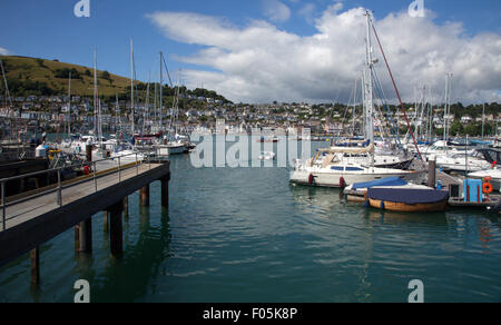 Boote und Yachten vor Anker in der Darthaven Marina, Kingswear Devon, Blick über den Fluss Dart Dartmouth Stockfoto