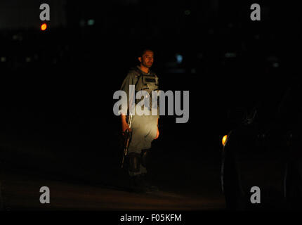 Kabul, Afghanistan. 8. August 2015. Ein afghanischer Soldat steht Wache nach einem Angriff von Taliban auf eine fremde Substanz in Kabul, Afghanistan am 8. August 2015. Opfer waren als eine Explosion und der anschließenden Schusswechsel schockiert nahe dem Flughafen in der afghanischen Hauptstadt Kabul am Freitagabend, der zweite Angriff heute Abend, Quellen und Polizei sagte gefürchtet. Bildnachweis: Ahmad Massoud/Xinhua/Alamy Live-Nachrichten Stockfoto