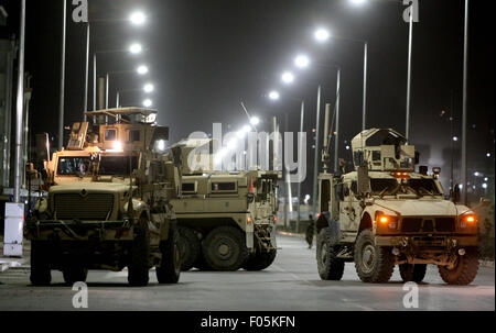 Kabul, Afghanistan. 8. August 2015. US Militärfahrzeuge blockieren die Straße nach einem Angriff von Taliban auf eine fremde Substanz in Kabul, Afghanistan am 8. August 2015. Opfer waren als eine Explosion und der anschließenden Schusswechsel schockiert nahe dem Flughafen in der afghanischen Hauptstadt Kabul am Freitagabend, der zweite Angriff heute Abend, Quellen und Polizei sagte gefürchtet. Bildnachweis: Ahmad Massoud/Xinhua/Alamy Live-Nachrichten Stockfoto