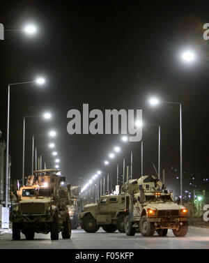 Kabul, Afghanistan. 8. August 2015. US Militärfahrzeuge blockieren die Straße nach einem Angriff von Taliban auf eine fremde Substanz in Kabul, Afghanistan am 8. August 2015. Opfer waren als eine Explosion und der anschließenden Schusswechsel schockiert nahe dem Flughafen in der afghanischen Hauptstadt Kabul am Freitagabend, der zweite Angriff heute Abend, Quellen und Polizei sagte gefürchtet. Bildnachweis: Ahmad Massoud/Xinhua/Alamy Live-Nachrichten Stockfoto