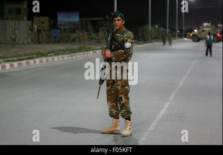 Kabul, Afghanistan. 8. August 2015. Ein afghanischer Soldat steht Wache nach einem Angriff von Taliban auf eine fremde Substanz in Kabul, Afghanistan am 8. August 2015. Opfer waren als eine Explosion und der anschließenden Schusswechsel schockiert nahe dem Flughafen in der afghanischen Hauptstadt Kabul am Freitagabend, der zweite Angriff heute Abend, Quellen und Polizei sagte gefürchtet. Bildnachweis: Ahmad Massoud/Xinhua/Alamy Live-Nachrichten Stockfoto