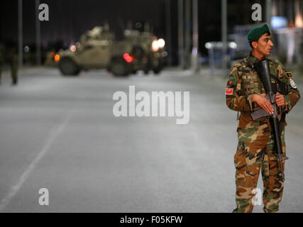 Kabul, Afghanistan. 8. August 2015. Ein afghanischer Soldat steht Wache nach einem Angriff von Taliban auf eine fremde Substanz in Kabul, Afghanistan am 8. August 2015. Opfer waren als eine Explosion und der anschließenden Schusswechsel schockiert nahe dem Flughafen in der afghanischen Hauptstadt Kabul am Freitagabend, der zweite Angriff heute Abend, Quellen und Polizei sagte gefürchtet. Bildnachweis: Ahmad Massoud/Xinhua/Alamy Live-Nachrichten Stockfoto