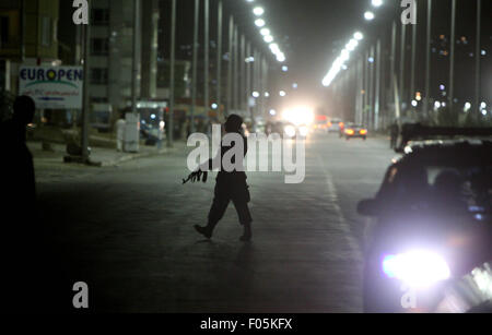 Kabul, Afghanistan. 8. August 2015. Ein afghanischer Polizist läuft auf dem Gelände des Angriffs von Taliban auf eine ausländische Verbindung in Kabul, Afghanistan am 8. August 2015. Opfer waren als eine Explosion und der anschließenden Schusswechsel schockiert nahe dem Flughafen in der afghanischen Hauptstadt Kabul am Freitagabend, der zweite Angriff heute Abend, Quellen und Polizei sagte gefürchtet. Bildnachweis: Ahmad Massoud/Xinhua/Alamy Live-Nachrichten Stockfoto