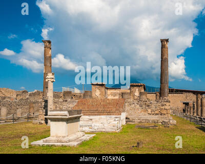 Die Ruinen des Tempels des Apollo in Pompeji. Vulkan Vesuv im Hintergrund Stockfoto