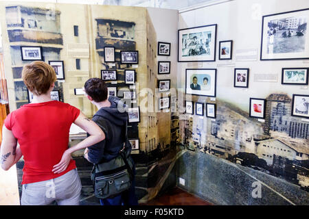 Kapstadt Südafrika, Stadtzentrum, Zentrum, District Six Museum, Apartheid, innen, Ausstellungsausstellung, Sammlungsausstellung, weibliche Frauen, Freunde Stockfoto