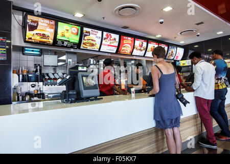 Kapstadt Südafrika, V & A Victoria Alfred Waterfront, McDonald's, Restaurants, Restaurants, Restaurants, Restaurants, Cafés, Fast Food, innen, Menü, beschäftigen Stockfoto