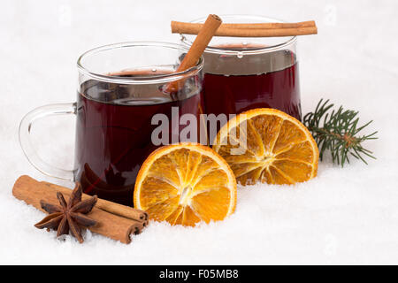 Glühwein, Wein trinken zu Weihnachten im Winter Alkohol trinken im Schnee Stockfoto