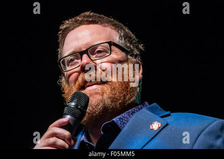 Belfast, Nordirland. 7. Aug 2015. Frankie Boyle führt zu einem begeisterten Publikum an der Feile ein phobail unter Kontroverse und Kritik Credit: Stephen Barnes/Alamy leben Nachrichten Stockfoto