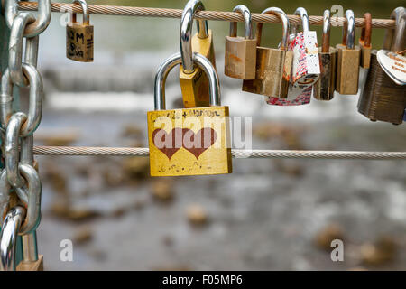 Liebesschlösser angehängt an das Kabel am Wehr Brücke, Bakewell, Derbyshire, England, Vereinigtes Königreich, Stockfoto