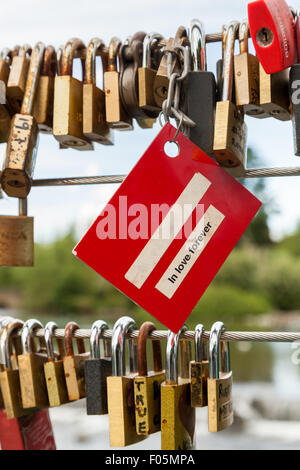 Liebesschlösser angehängt an das Kabel am Wehr Brücke, Bakewell, Derbyshire, England, Vereinigtes Königreich, Stockfoto