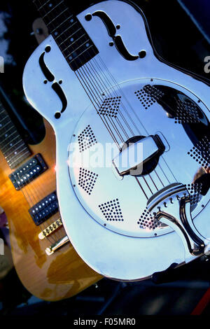 Polierte Metall-Akustik-Gitarre / Retro Stil Gitarre Stockfoto