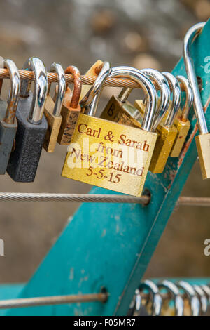 Liebesschlösser angehängt an das Kabel am Wehr Brücke, Bakewell, Derbyshire, England, Vereinigtes Königreich, Stockfoto