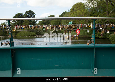 Liebesschlösser angehängt an das Kabel am Wehr Brücke, Bakewell, Derbyshire, England, Vereinigtes Königreich, Stockfoto