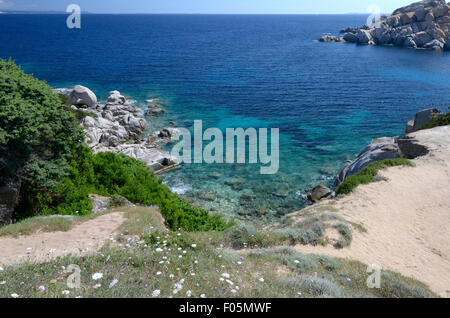 Sardinien, Italien: Blick auf Cala Spinosa in Capo Testa. Stockfoto