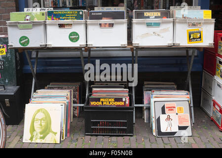 Alte Vinyl-Schallplatten zu verkaufen in Leiden, Niederlande Stockfoto