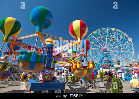 DENO ES WONDER WHEEL AMUSEMENT PARK CONEY ISLAND NEW YORK CITY USA Stockfoto